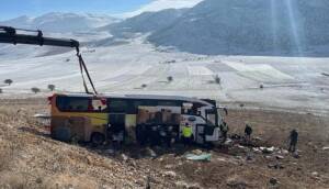 Afyonkarahisar'da feci kaza... Yolcu otobüsü devrildi: 8 ölü, 35 yaralı