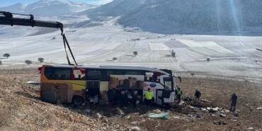 Afyonkarahisar'da-feci-kaza...-Yolcu-otobüsü-devrildi--8-ölü,-35-yaralı