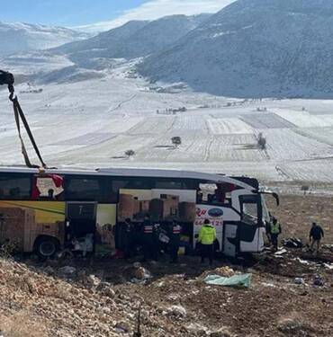 Afyonkarahisar'da feci kaza... Yolcu otobüsü devrildi: 8 ölü, 35 yaralı 9 Afyonkarahisar'da-feci-kaza...-Yolcu-otobüsü-devrildi--8-ölü,-35-yaralı