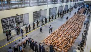 Amerika kıtasının en büyük hapishanesine 2 bin çete üyesi nakledildi