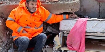 Babanın-tarifsiz-acısı--Depremde-kaybettiği-kızının-elini-bırakamadı-
