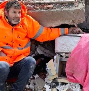Bir babanın tarifsiz acısı: Depremde kaybettiği kızının elini bırakamadı 5 Babanın-tarifsiz-acısı--Depremde-kaybettiği-kızının-elini-bırakamadı-