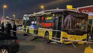 Bahçelievler'de İETT otobüsü durak önünde minibüse çarptı, 1 kişi öldü, 4 kişi yaralandı