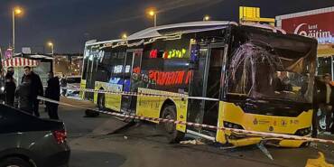 Bahçelievler'de-İETT-otobüsü-durak-önünde-minibüse-çarptı,-1-kişi-öldü,-4-kişi-yaralandı