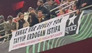 Basel-Trabzonspor maçında ‘Enkaz var devlet yok, Erdoğan istifa’ pankartı açıldı