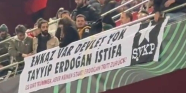 Basel-Trabzonspor-maçında-‘Enkaz-var-devlet-yok,-Erdoğan-istifa’-pankartı-açıldı-