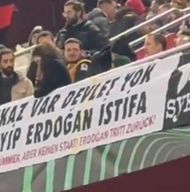 Basel-Trabzonspor maçında ‘Enkaz var devlet yok, Erdoğan istifa’ pankartı açıldı 3 Basel-Trabzonspor-maçında-‘Enkaz-var-devlet-yok,-Erdoğan-istifa’-pankartı-açıldı-