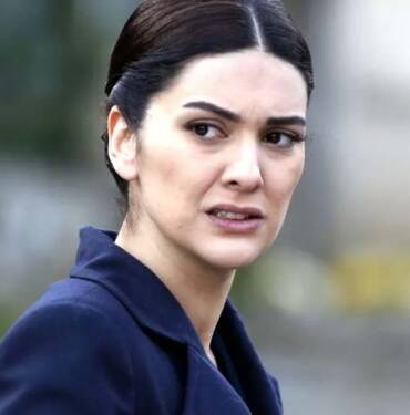 Bergüzar Korel depremzedeler için çadır arıyor: "AFAD hâlâ götürmedi çünkü…" 4 Bergüzar-Korel-çadır-arıyor--AFAD-hâlâ-götürmedi-çünkü…