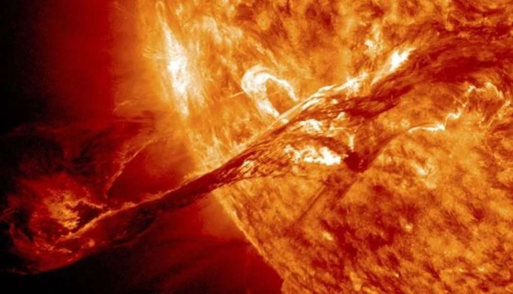 Bilim insanları uyardı: Güneş'ten dev bir parça koptu