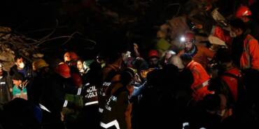 Bir-mucize-kurtuluş-daha...-Hatay'da-depremin-159.-saatinde-bir-kadın-enkazdan-sağ-çıkarıldı