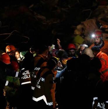 Bir mucize kurtuluş daha... Depremin 159. saatinde bir kadın enkazdan sağ çıkarıldı 2 Bir-mucize-kurtuluş-daha...-Hatay'da-depremin-159.-saatinde-bir-kadın-enkazdan-sağ-çıkarıldı