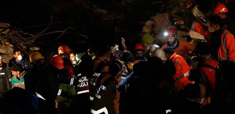 Bir mucize kurtuluş daha… Depremin 159. saatinde bir kadın enkazdan sağ çıkarıldı
