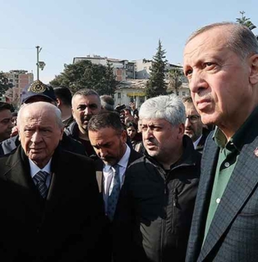 Cumhurbaşkanı Erdoğan, MHP Lideri Bahçeli ile depremin 15. gününde Hatay'ı ziyaret etti 3 Cumhurbaşkanı-Erdoğan,-MHP-Lideri-Bahçeli-ile-Hatay'ı-ziyaret-etti-