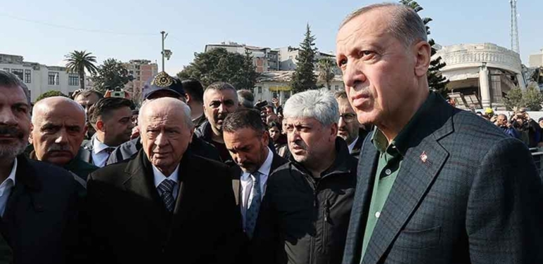Cumhurbaşkanı Erdoğan, MHP Lideri Bahçeli ile depremin 15. gününde Hatay'ı ziyaret etti 6 Cumhurbaşkanı-Erdoğan,-MHP-Lideri-Bahçeli-ile-Hatay'ı-ziyaret-etti-
