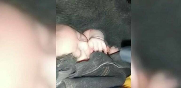 Deprem bölgesinde 48 saat sonra kurtarılan 2 aylık bebek enkazdan elini emerek çıktı