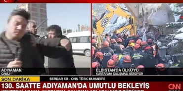 Deprem-bölgesindeki-CNN-Türk-ekibine-canlı-yayında-müdahale!-'Çekme-demedim-mi-'-diyerek-muhabire-vurdu