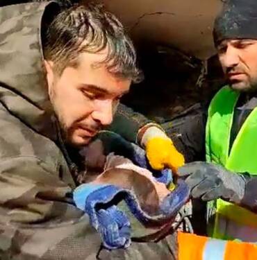 Deprem bölgesinden mucize haberler: Adıyaman'da 57 saat sonra enkaz altından 7 aylık bebek kurtarıldı 8 Deprem-bölgesinden-mucize-haberler--Adıyaman'da-57-saat-sonra-enkaz-altından-7-aylık-bebek-kurtarıldı