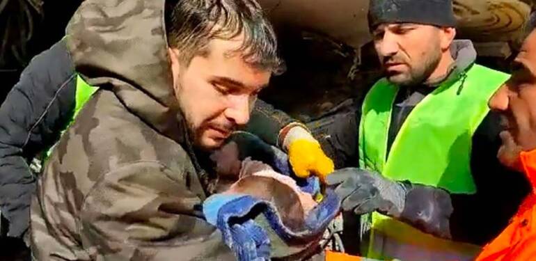 Deprem bölgesinden mucize haberler: Adıyaman’da 57 saat sonra enkaz altından 7 aylık bebek kurtarıldı