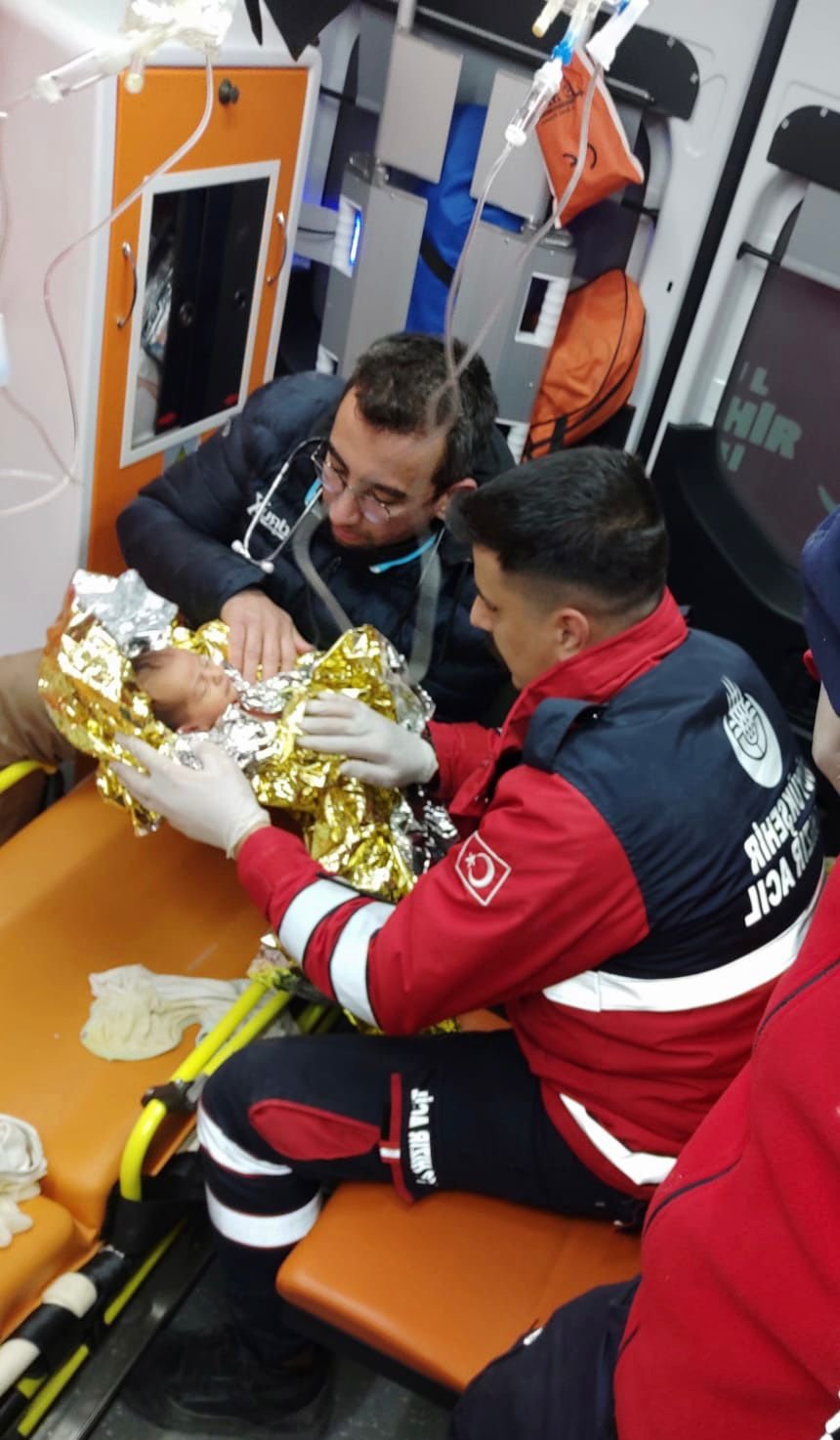 Depremde 90. saat mucizesi! 10 günlük Yağız bebek ve annesi enkazdan kurtarıldı 1 Depremde 90. saat mucizesi! 10 günlük Yağız bebek ve annesi enkazdan kurtarıldı