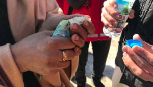 Depremden 55 saat sonra elinde muhabbet kuşuyla enkazdan sağ kurtarıldı