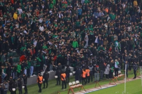 Depremzedeler-için-düzenlenen-Kocaelispor-Sakaryaspor-maçında-kavga!-