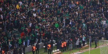 Depremzedeler-için-düzenlenen-Kocaelispor-Sakaryaspor-maçında-kavga!-