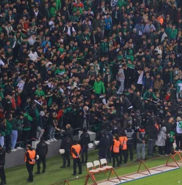 Depremzedeler için düzenlenen Kocaelispor Sakaryaspor maçında kavga! Sahaya girip atkı açınca ortalık karıştı 9 Depremzedeler-için-düzenlenen-Kocaelispor-Sakaryaspor-maçında-kavga!-