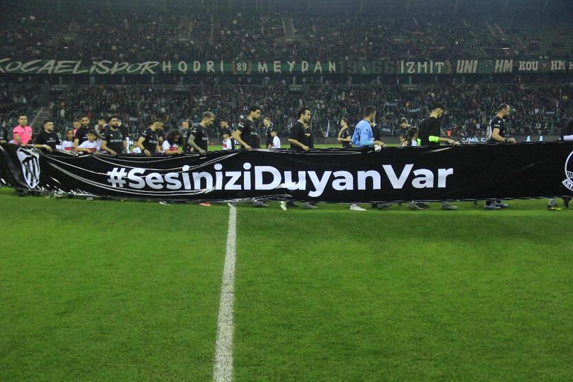 Depremzedeler için düzenlenen Kocaelispor Sakaryaspor maçında kavga! Sahaya girip atkı açınca ortalık karıştı