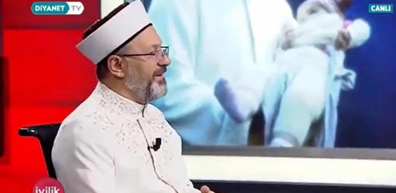 Diyanet Vakfı 2. Başkanı Ali Erbaş’ı överken abarttı: Siz bebekleri kucağınıza alınca bebekler de kurtulmaya başladı 1 Diyanet-TV'de-sunucu-Ali-Erbaş'ı-överken-kantarın-topuzunu-kaçırdı--Siz-bebekleri-kucağınıza-alınca-bebekler-de-kurtulmaya-başladı