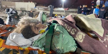 Diyarbakır'da-13-yaşındaki-Rabia,-16-saat-sonra-enkazdan-kurtarıldı