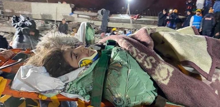 Diyarbakır'da 13 yaşındaki Rabia, 16 saat sonra enkazdan kurtarıldı 6 Diyarbakır'da-13-yaşındaki-Rabia,-16-saat-sonra-enkazdan-kurtarıldı