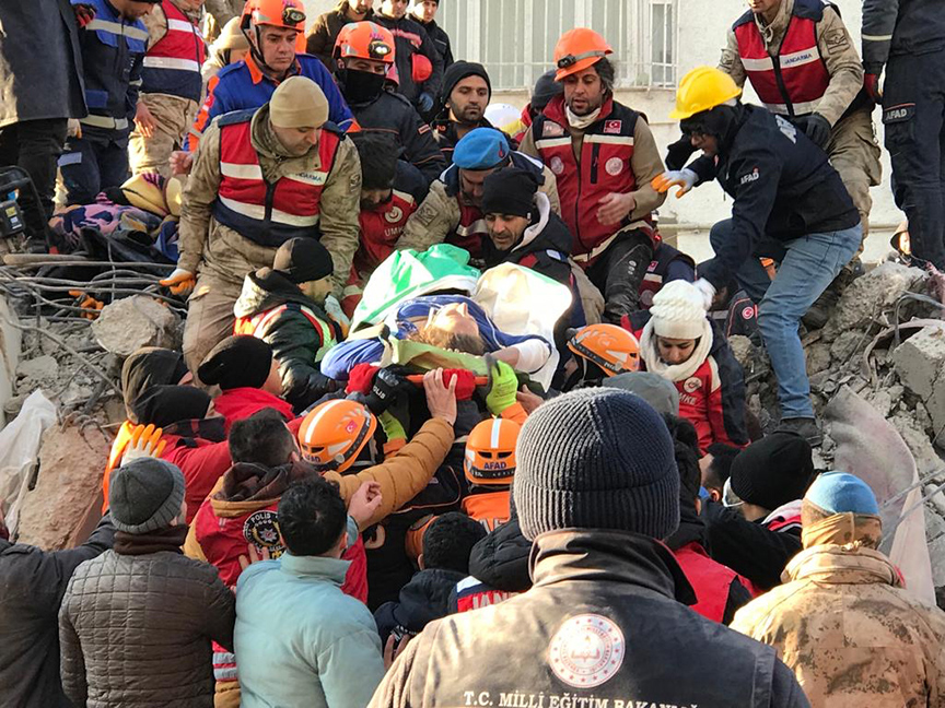 101'inci saatte gelen mucize: Diyarbakır'da depremde yıkılan binanın enkazından anne ve oğlu kurtarıldı