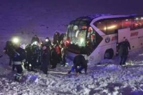 Diyarbakır'da-feci-kaza!-Yolcu-otobüsü-şarampole-devrildi--4'ü-ağır-30-kişi-yaralandı