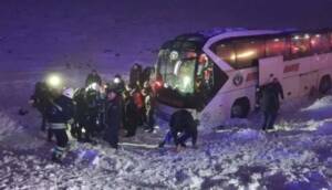 Diyarbakır'da feci kaza! Yolcu otobüsü şarampole devrildi: 4'ü ağır 30 kişi yaralandı