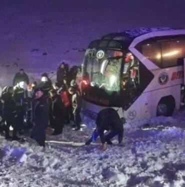 Diyarbakır'da feci kaza! Yolcu otobüsü şarampole devrildi: 4'ü ağır 30 kişi yaralandı 2 Diyarbakır'da-feci-kaza!-Yolcu-otobüsü-şarampole-devrildi--4'ü-ağır-30-kişi-yaralandı