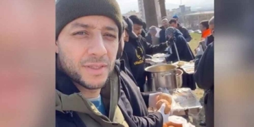 Dünyaca-ünlü-şarkıcı-Maher-Zain-Kahramanmaraş'ta-depremzedelere-yemek-dağıttı