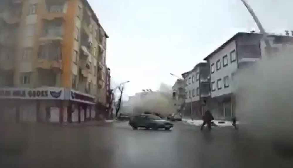 Elbistan’da-meydana-gelen-7,6-büyüklüğündeki-deprem-anı-kamerada!-Binalar-aynı-anda-böyle-çöktü…