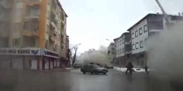 Elbistan’da-meydana-gelen-7,6-büyüklüğündeki-deprem-anı-kamerada!-Binalar-aynı-anda-böyle-çöktü…