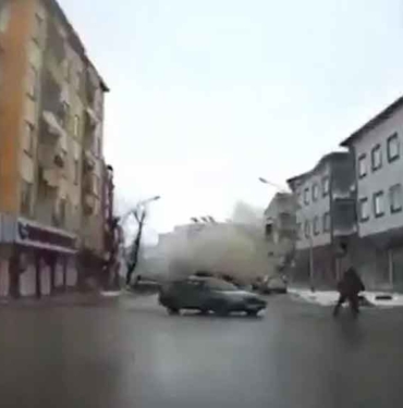 Elbistan’da-meydana-gelen-7,6-büyüklüğündeki-deprem-anı-kamerada!-Binalar-aynı-anda-böyle-çöktü…
