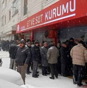 Erzurum'da -5 derecede 500 metrelik ucuz et kuyruğu 2 Erzurum'da--5-derecede-ucuz-et-kuyruğu-