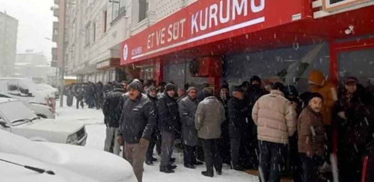Erzurum'da--5-derecede-ucuz-et-kuyruğu-