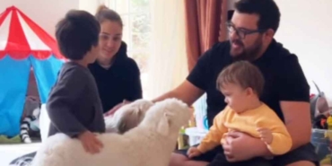 Eser-Yenenler-ile-Berfu-Yenenler-çifti-depremde-kurtulan-köpekleri-sahiplendi-