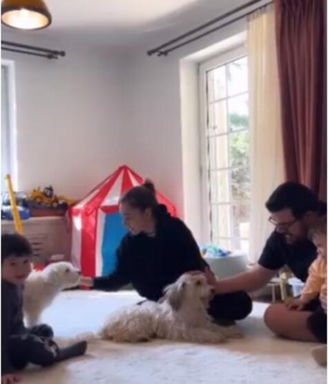 Eser Yenenler ile Berfu Yenenler çifti depremde kurtulan köpekleri sahiplendi