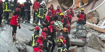 Gaziantep'te-76-saat-sonra-gelen-mucize--3-kişi-deprem-enkazından-sağ-olarak-kurtarıldı