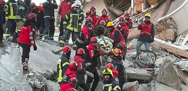 Gaziantep’te 76 saat sonra gelen mucize: 3 kişi deprem enkazından sağ olarak kurtarıldı