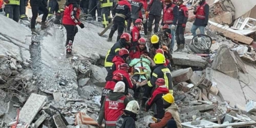 Gaziantep’te-76-saat-sonra-mucize!-14-katlı-binanın-enkazından-3-kişi-kurtarıldı