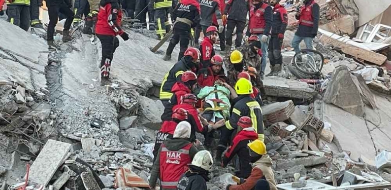 Gaziantep’te 76 saat sonra mucize! 14 katlı binanın enkazından 3 kişi kurtarıldı 1 Gaziantep’te-76-saat-sonra-mucize!-14-katlı-binanın-enkazından-3-kişi-kurtarıldı