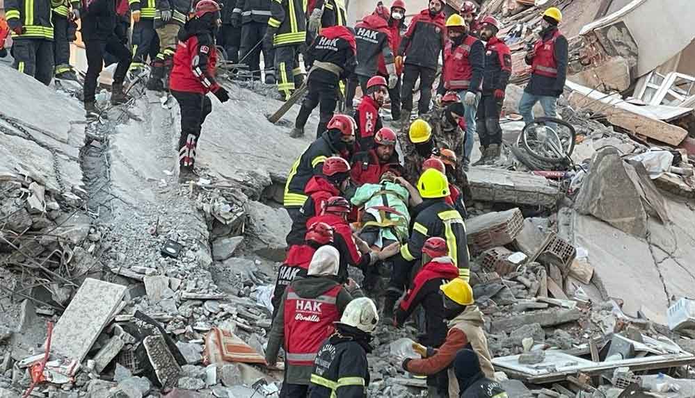 Gaziantep’te 76 saat sonra mucize! 14 katlı binanın enkazından 3 kişi kurtarıldı