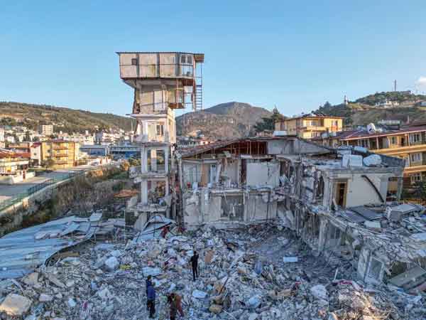 Görenler hayrete düştü: Hatay’da depremde çöken binanın ek yapısı ayakta kaldı