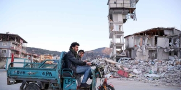 Görenler-hayrete-düştü--Hatay’da-depremde-çöken-binanın-ek-yapısı-ayakta-kaldı